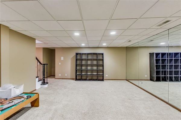 Luxury real estate 全部是用砖块租来的，占地四英亩