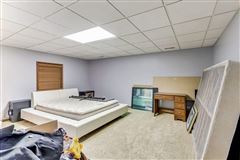 Luxury homes 全部是用砖块租来的，占地四英亩