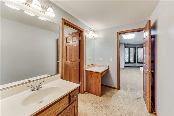 Luxury properties 全部是用砖块租来的，占地四英亩