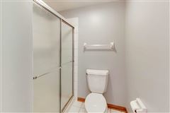 Luxury properties 全部是用砖块租来的，占地四英亩