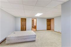 全部是用砖块租来的，占地四英亩 mansions