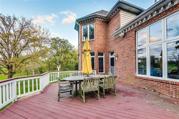 Luxury real estate 全部是用砖块租来的，占地四英亩