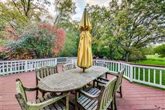 Luxury homes 全部是用砖块租来的，占地四英亩