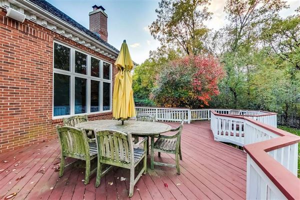 Luxury properties 全部是用砖块租来的，占地四英亩