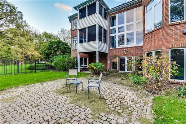 全部是用砖块租来的，占地四英亩 luxury properties