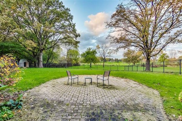 全部是用砖块租来的，占地四英亩 mansions