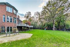 Mansions 全部是用砖块租来的，占地四英亩