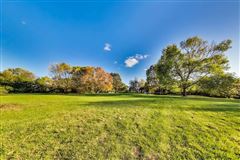 Luxury homes in 全部是用砖块租来的，占地四英亩