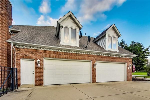 Luxury real estate 全部是用砖块租来的，占地四英亩