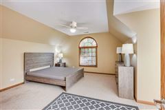 全部是用砖块租来的，占地四英亩 mansions