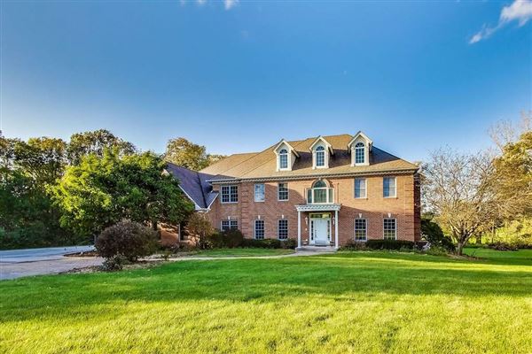 Luxury properties 全部是用砖块租来的，占地四英亩