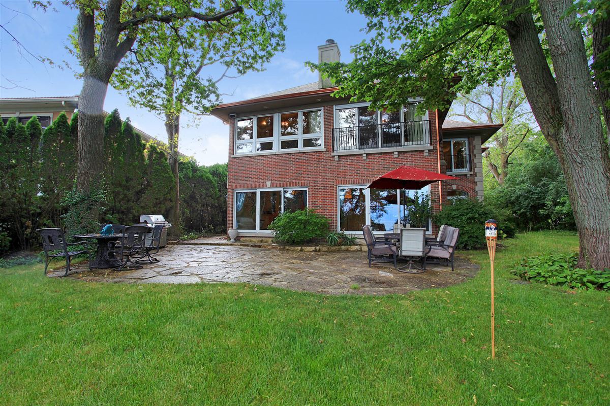 LAKEFRONT LIVING WITH PRIVATE SANDY BEACH Illinois Luxury Homes