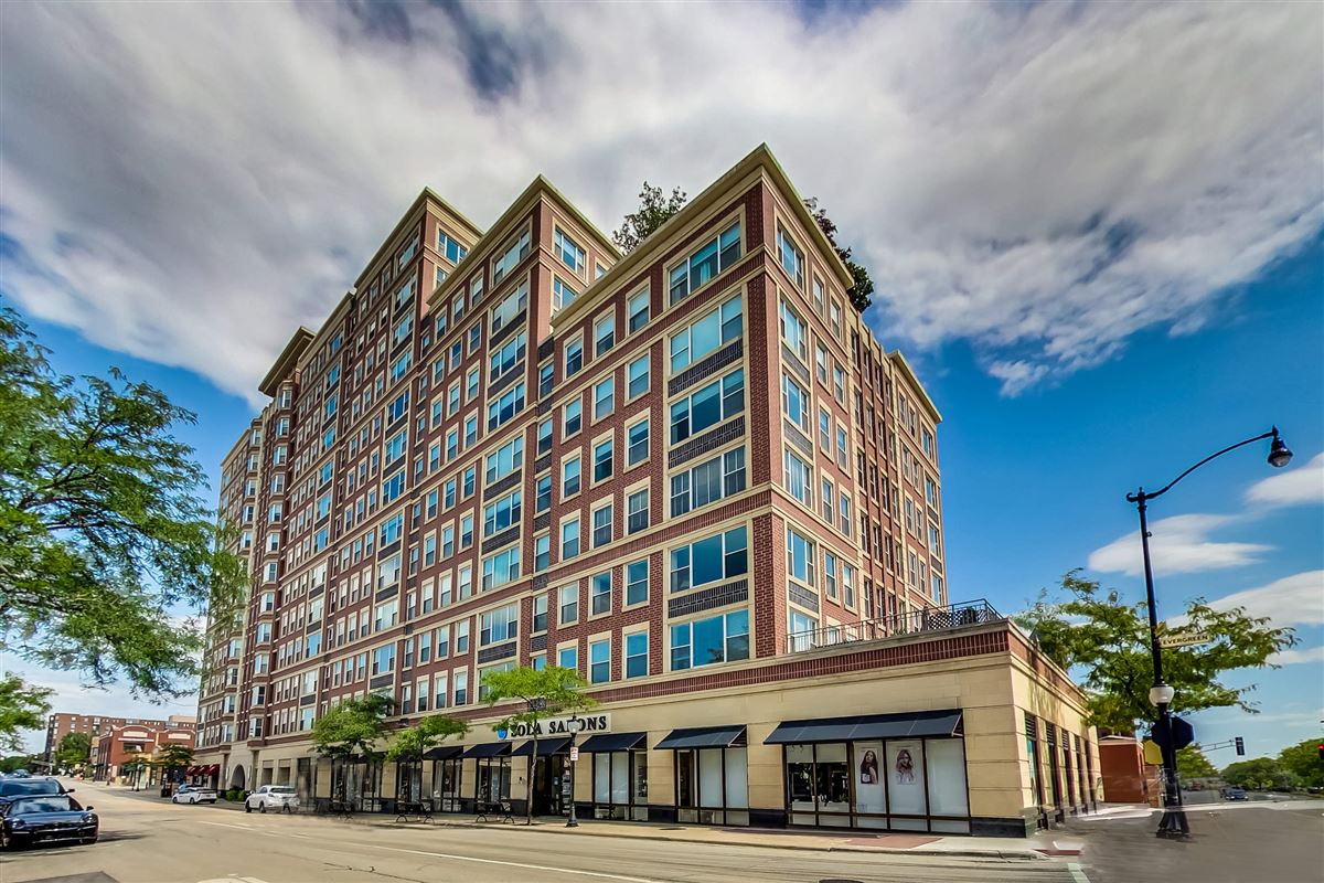 AMAZING OPPORTUNITY IN DOWNTOWN ARLINGTON HEIGHTS Illinois Luxury