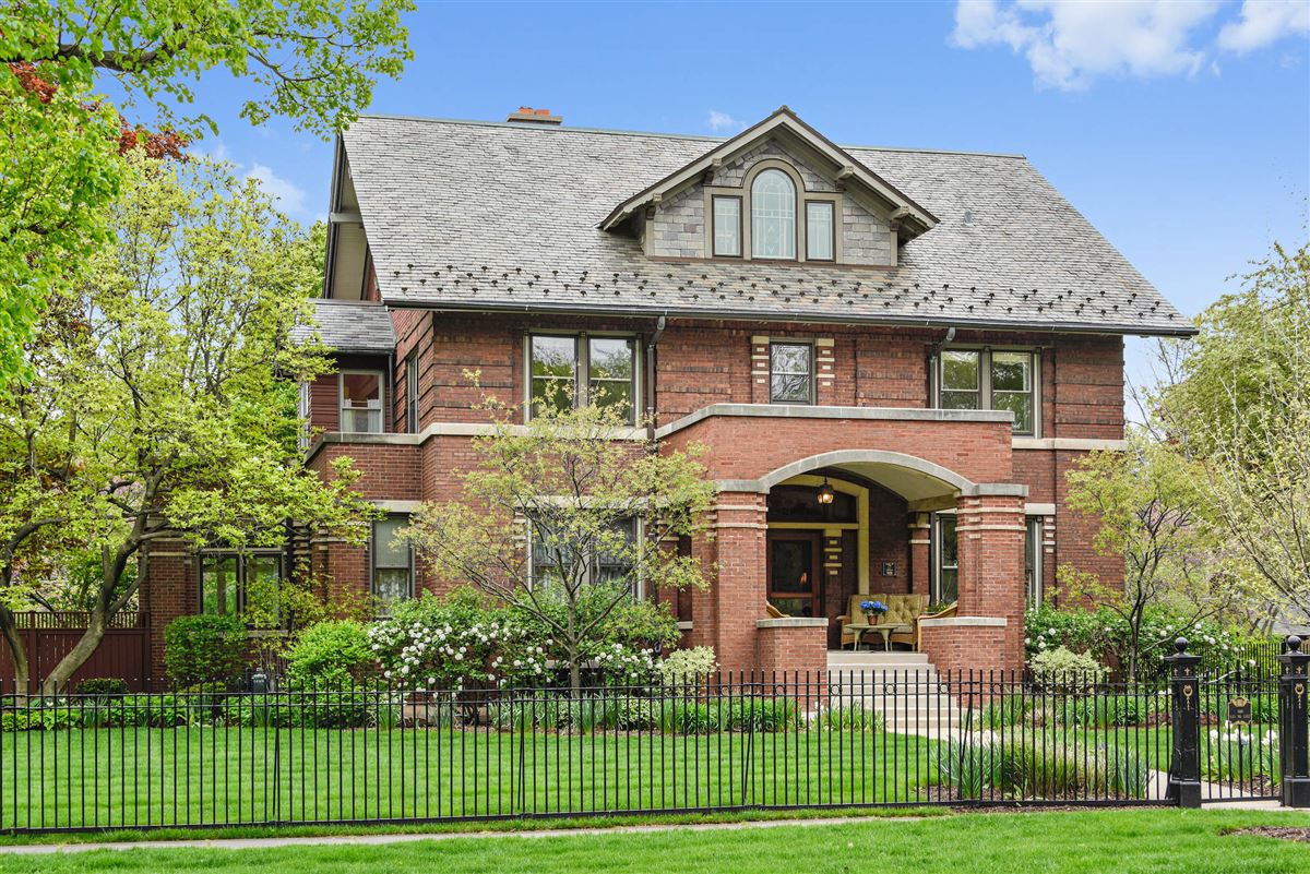 Gracious Home In Oak Park 