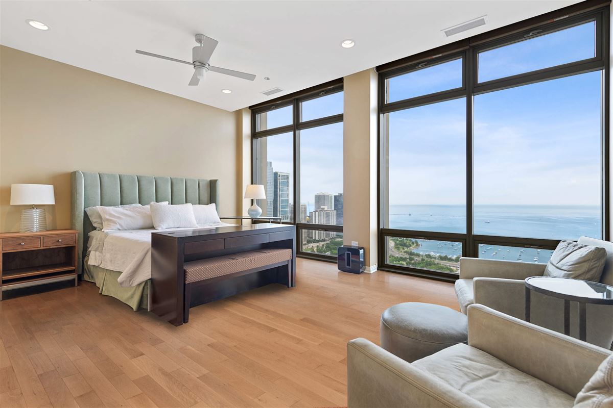 EXCEPTIONAL SKY HOME WITH PANORAMIC VIEW Illinois Luxury Homes