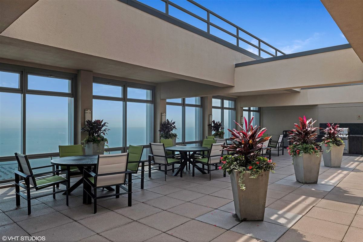 EXCEPTIONAL SKY HOME WITH PANORAMIC VIEW Illinois Luxury Homes