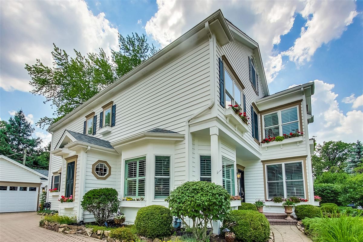 DOWNTOWN LIBERTYVILLE HERITAGE AREA HOME Illinois Luxury Homes