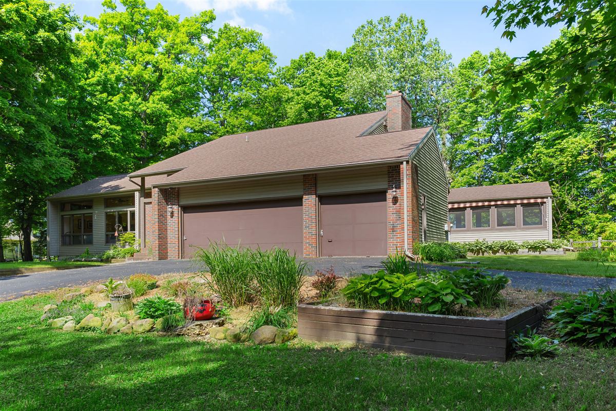 IMPRESSIVE LAKE MICHIGAN HOME WITH SPECTACULAR SUNSETS Michigan
