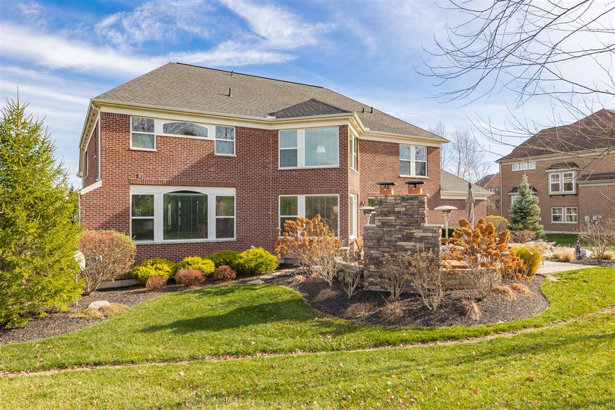 BEAUTIFUL HOME WITH PRIVATE BACKYARD Ohio Luxury Homes Mansions For