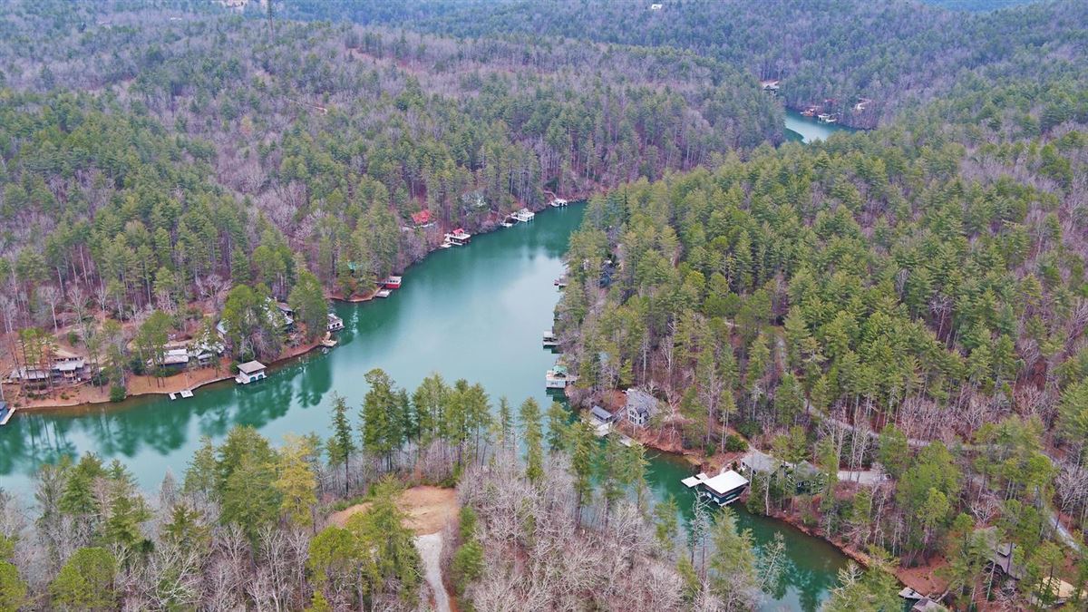 THIS FEE SIMPLE LAKE RABUN OPPORTUNITY IS NOT TO BE MISSED!
