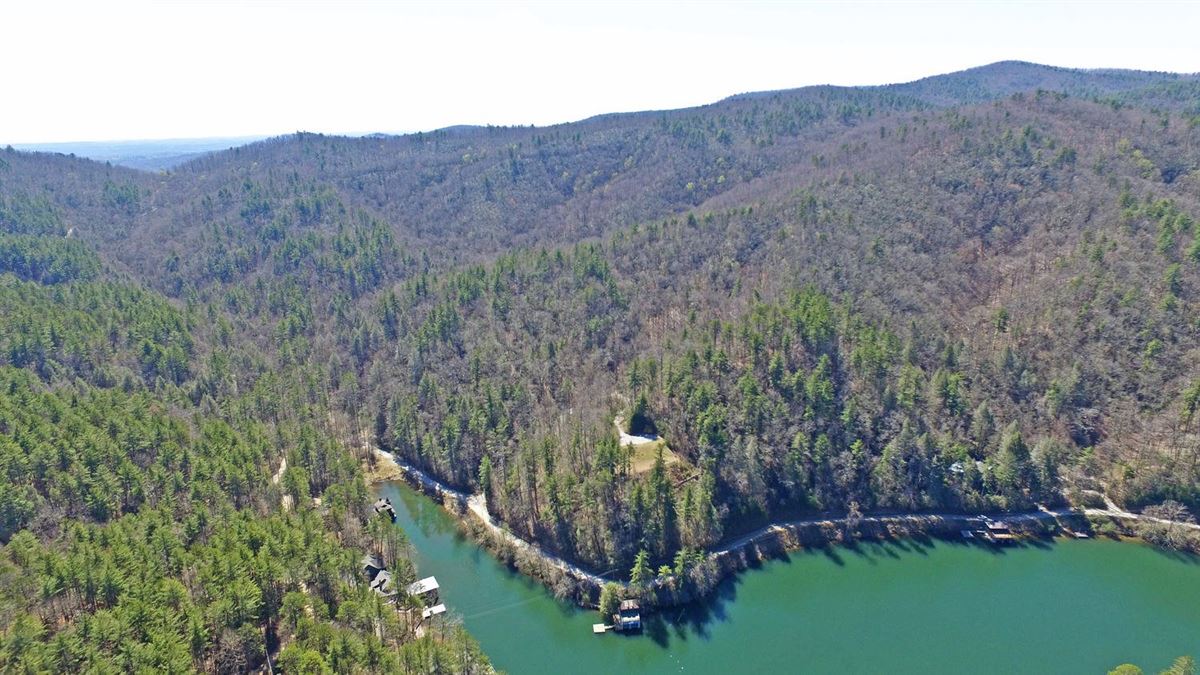 THIS FEE SIMPLE LAKE RABUN OPPORTUNITY IS NOT TO BE MISSED!