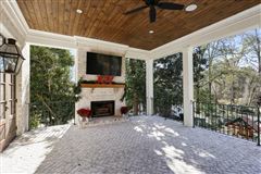 Luxury real estate 升级定制设计和构建的家庭