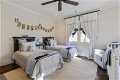 Mansions in 升级定制设计和构建的家庭