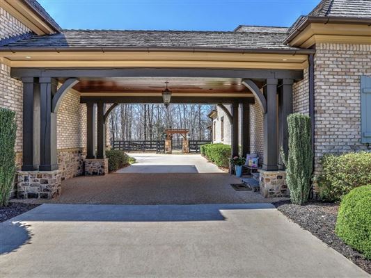 Luxury homes 宏伟的五英亩封闭式庄园