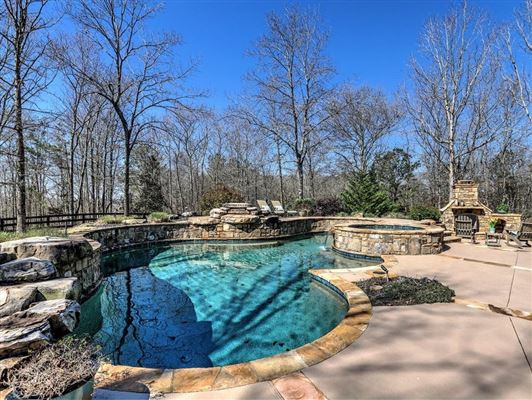 宏伟的五英亩封闭式庄园 luxury real estate