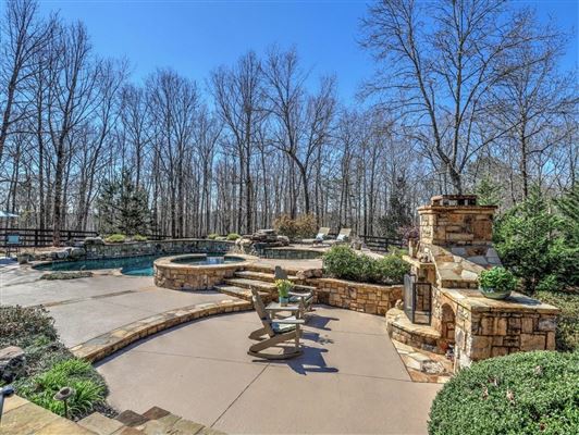 Luxury properties 宏伟的五英亩封闭式庄园