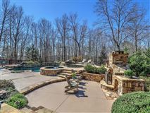 Luxury real estate 宏伟的五英亩封闭式庄园