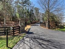 Luxury properties 宏伟的五英亩封闭式庄园