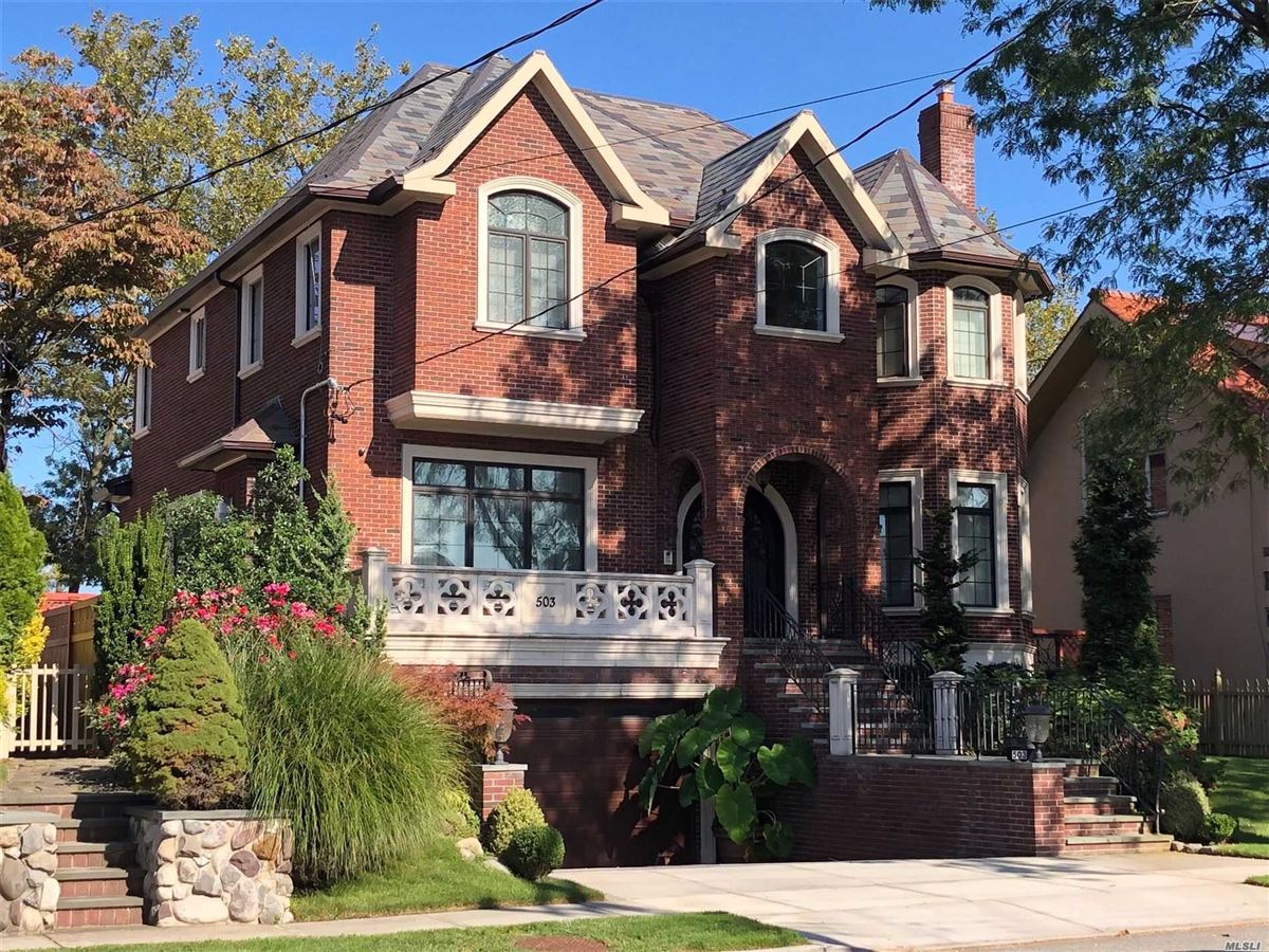 HOME IN THE GREAT ENCLAVE OF MALBA New York Luxury Homes Mansions