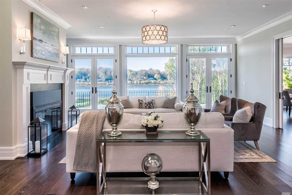 Luxury homes Colonial酒店俯瞰曼哈塞特湾，享有美观的中央大厅