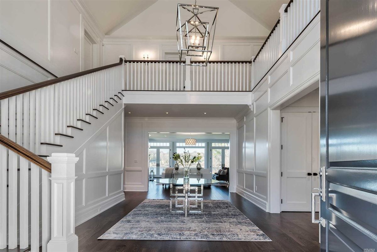 Colonial酒店俯瞰曼哈塞特湾，享有美观的中央大厅 luxury homes