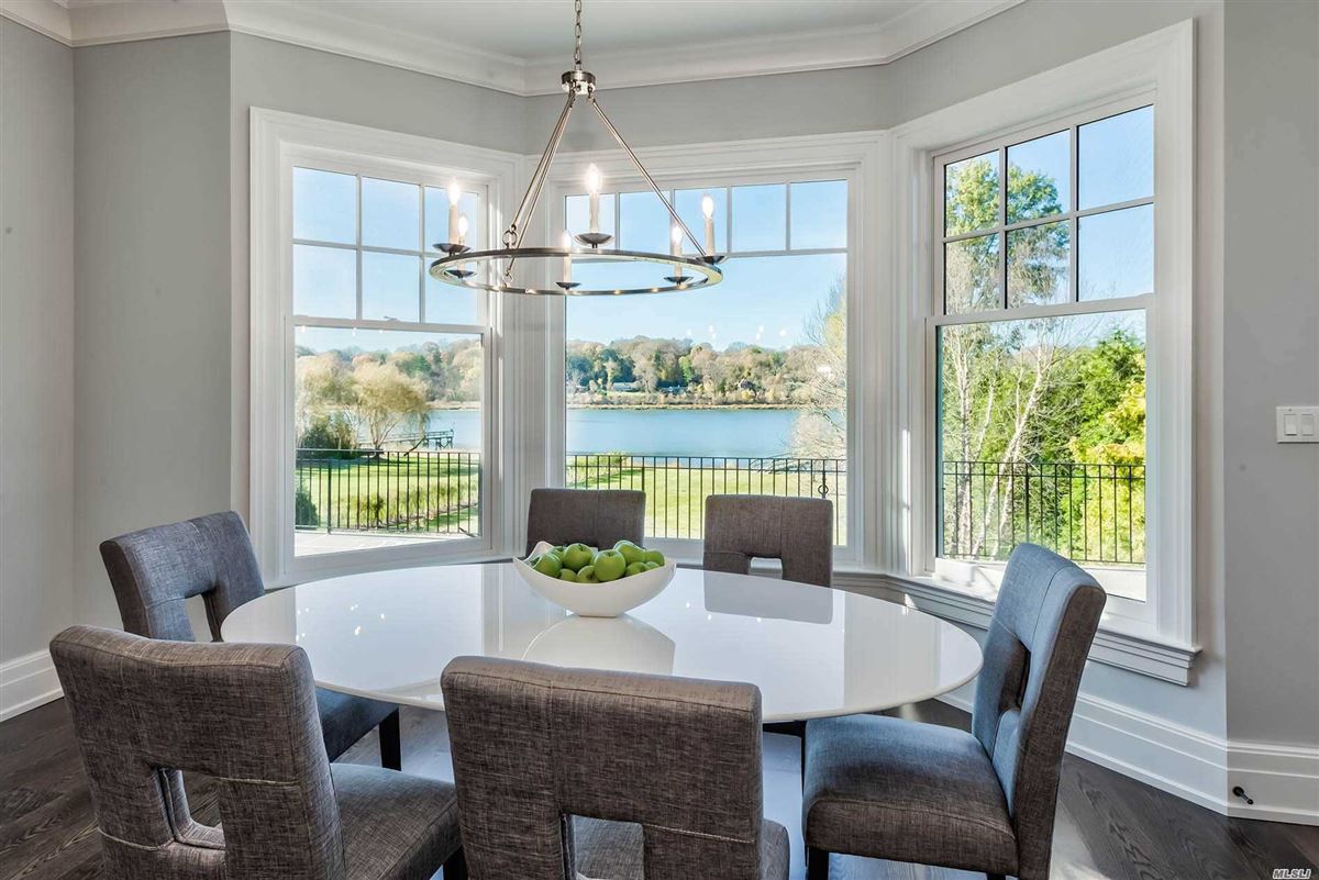 Luxury real estate Colonial酒店俯瞰曼哈塞特湾，享有美观的中央大厅