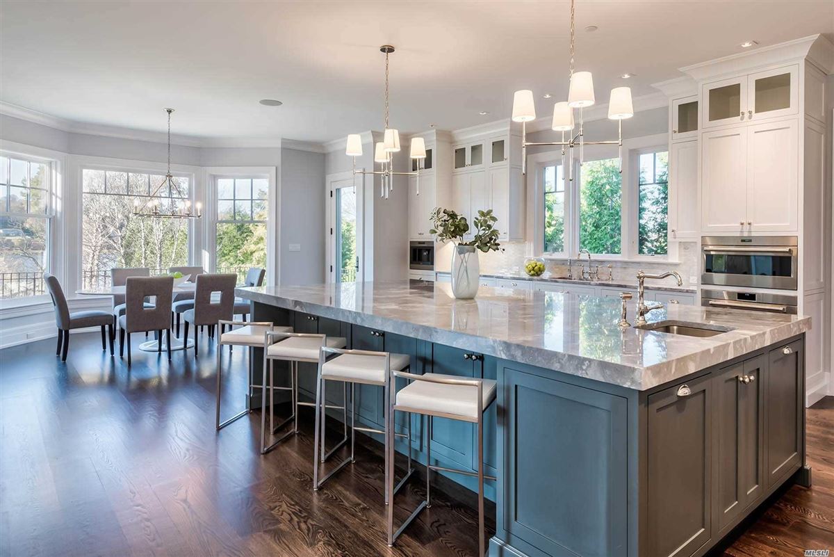 Colonial酒店俯瞰曼哈塞特湾，享有美观的中央大厅 luxury real estate