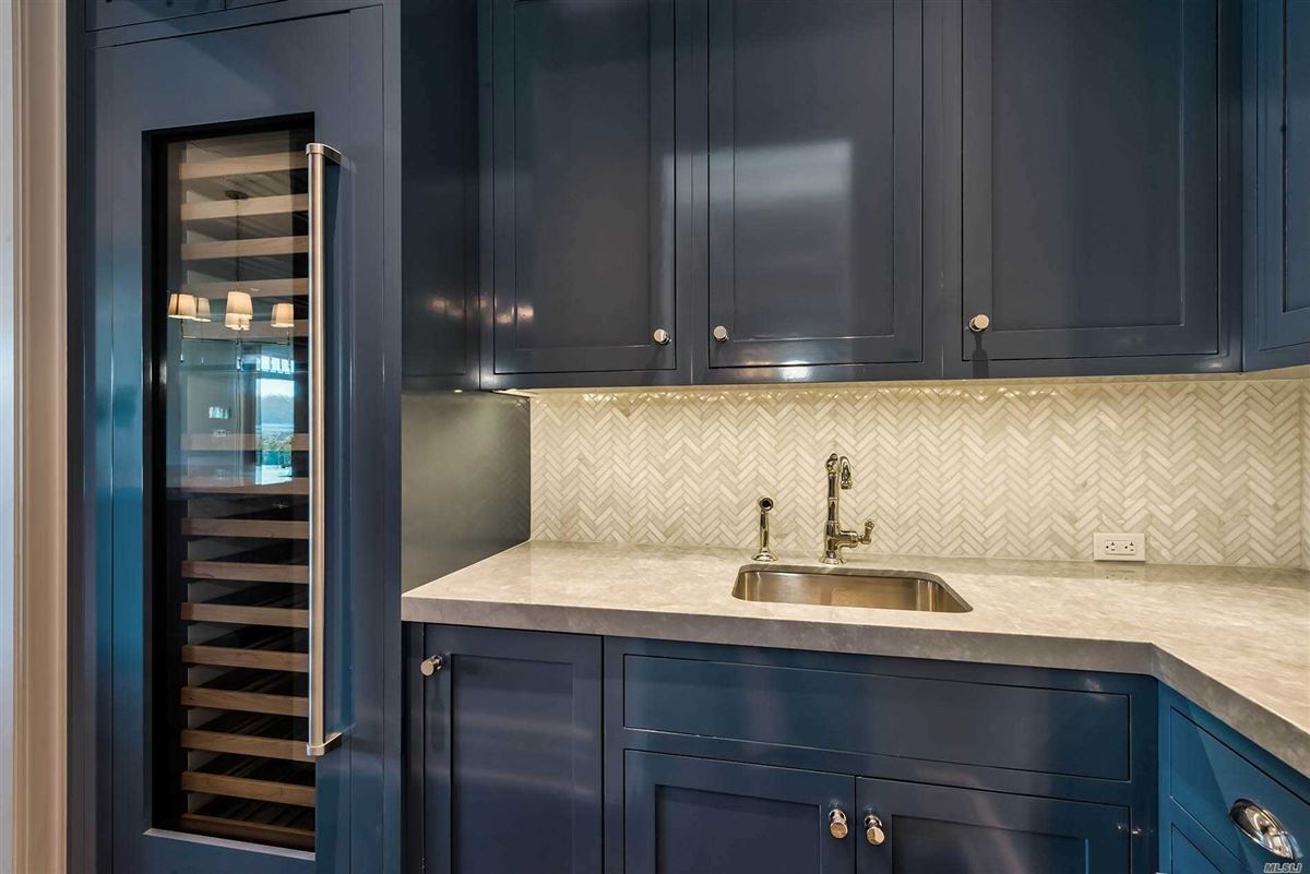 Luxury properties Colonial酒店俯瞰曼哈塞特湾，享有美观的中央大厅