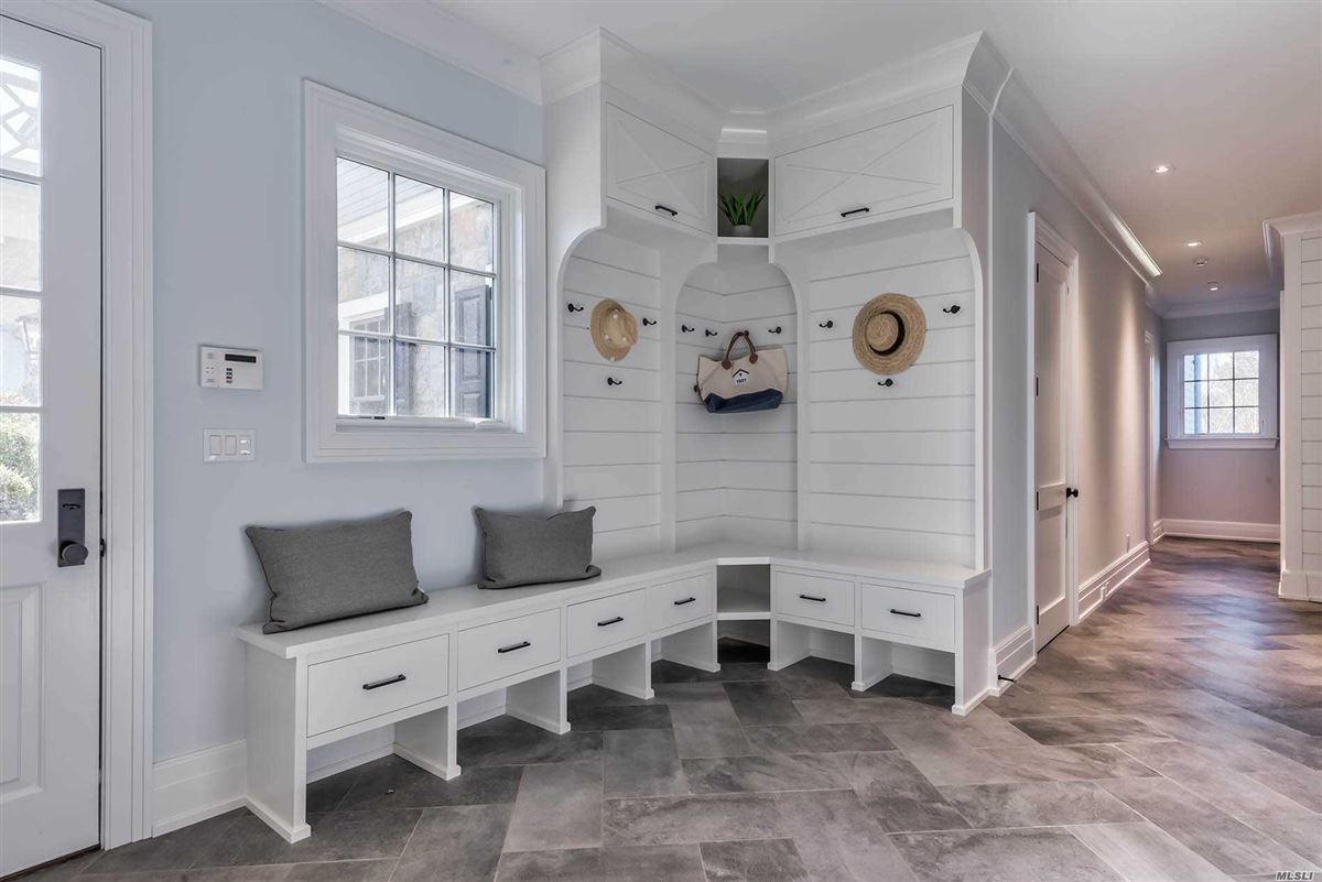 Colonial酒店俯瞰曼哈塞特湾，享有美观的中央大厅 luxury properties