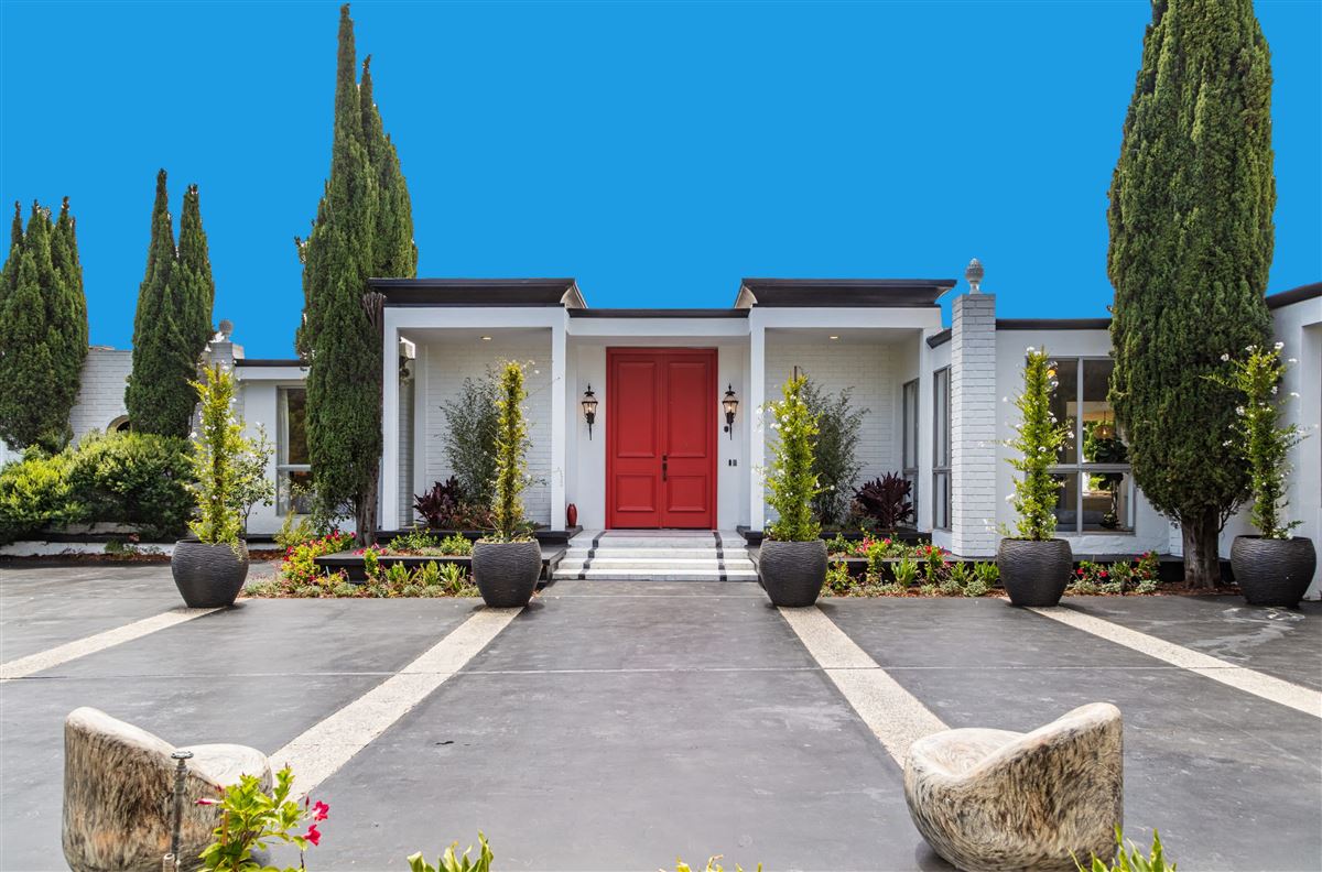 MIDCENTURY MODERN OASIS IN TROUSDALE ESTATES California Luxury Homes