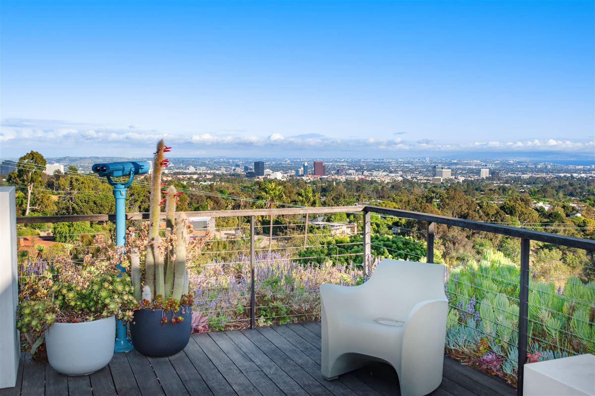 FULLY RENOVATED PROPERTY IN PRESTIGIOUS CRESTWOOD HILLS California