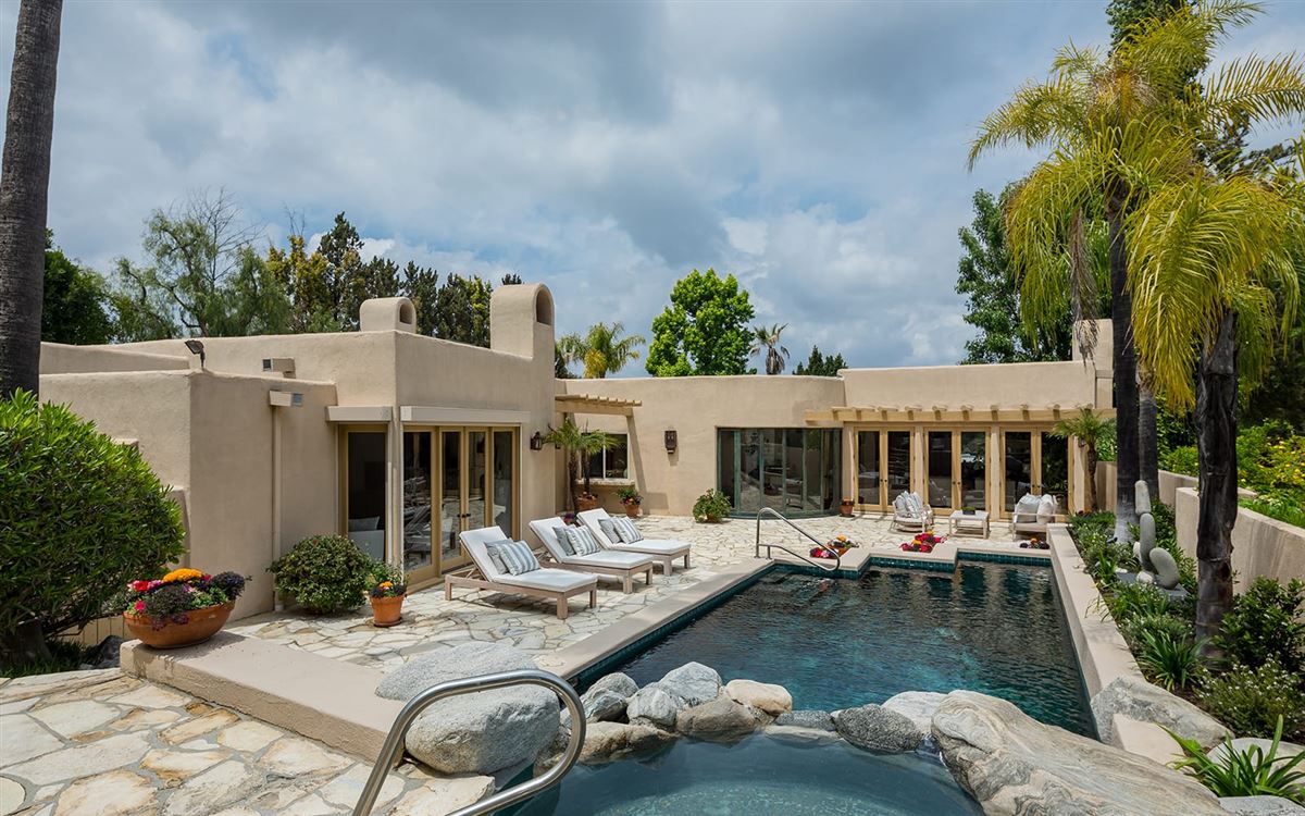 LUXURIOUS SANCTUARY IN PRIZED TROUSDALE ESTATES California Luxury