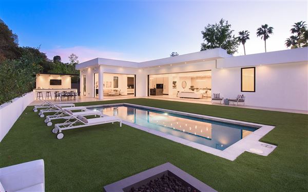 SINGLE-STORY CONTEMPORARY IN THE HEART OF TROUSDALE ESTATES ...