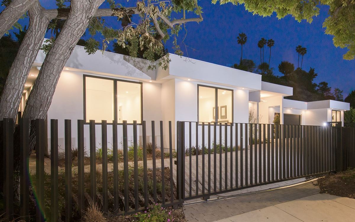 SINGLESTORY CONTEMPORARY IN THE HEART OF TROUSDALE ESTATES