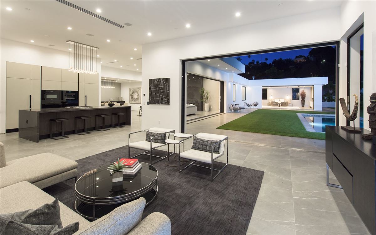 SINGLESTORY CONTEMPORARY IN THE HEART OF TROUSDALE ESTATES