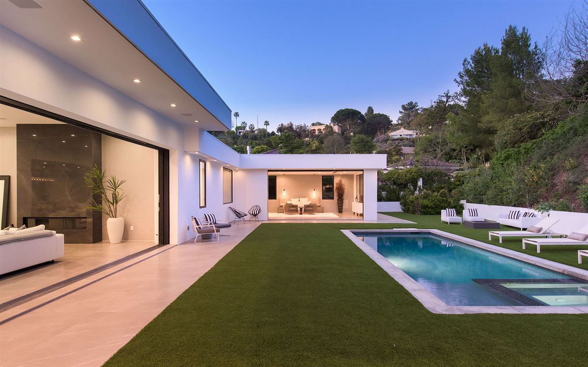SINGLESTORY CONTEMPORARY IN THE HEART OF TROUSDALE ESTATES