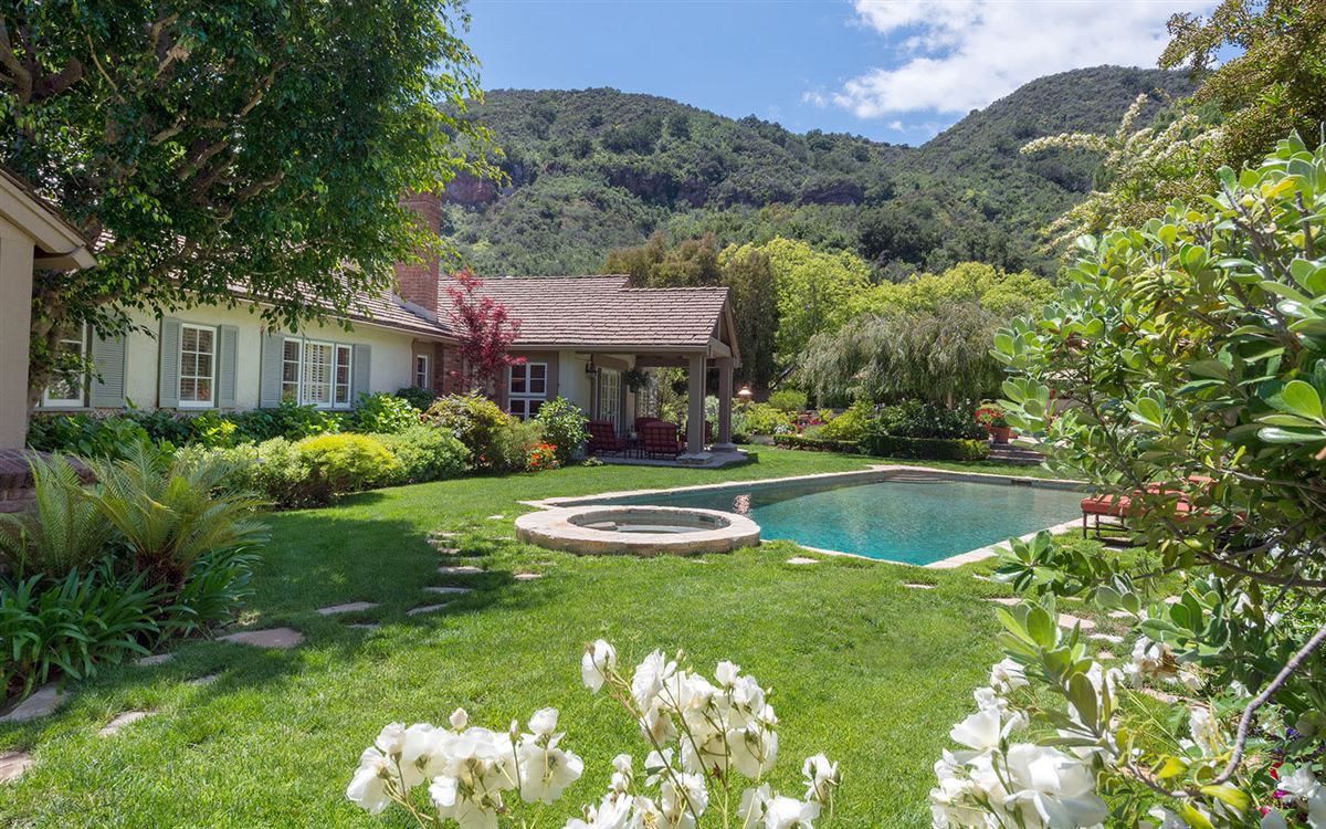 SINGLE LEVEL TRADITIONAL IN THE PALISADES HIGHLANDS California Luxury