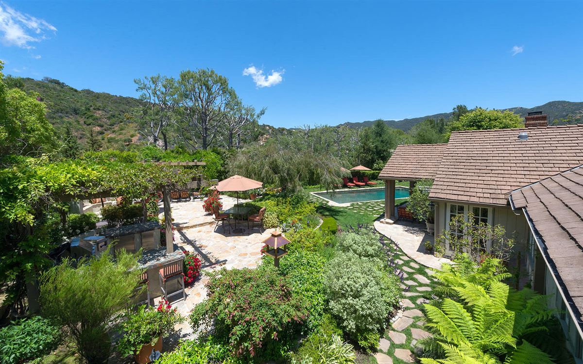 SINGLE LEVEL TRADITIONAL IN THE PALISADES HIGHLANDS California Luxury