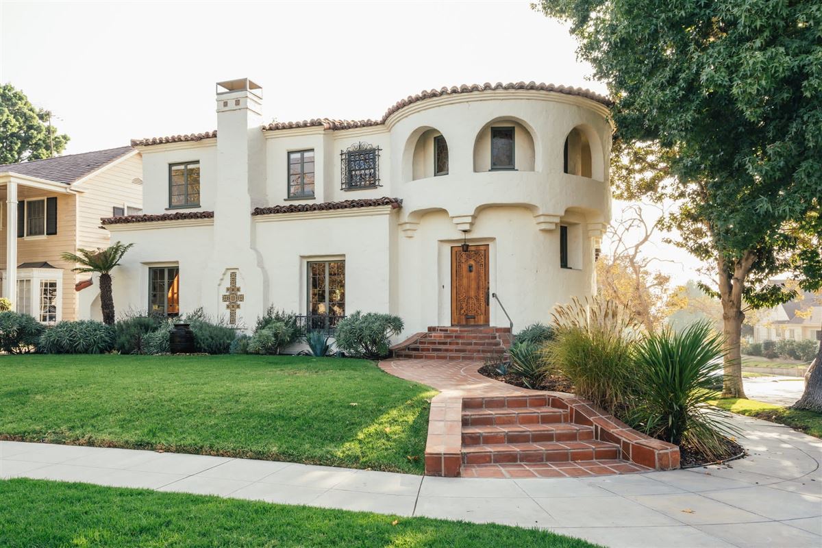 IMPRESSIVE CORNER RESIDENCE IN CHEVIOT HILLS California Luxury Homes