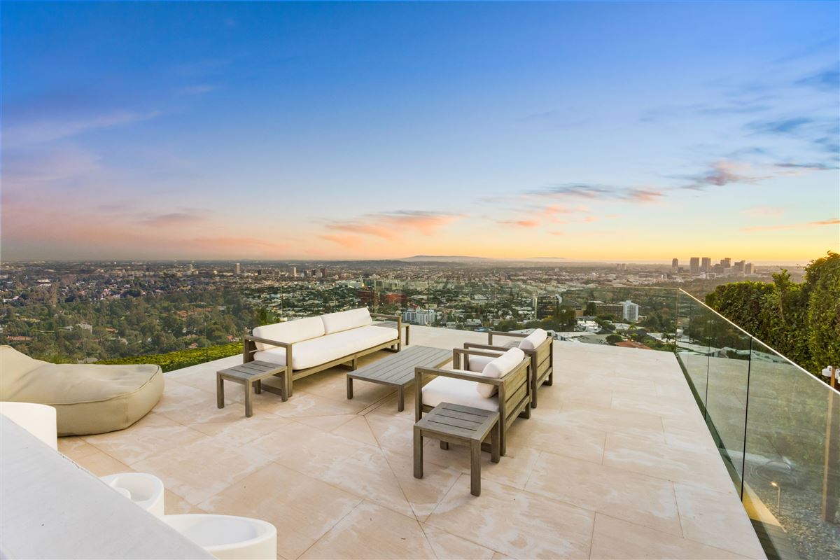 DRAMATIC FRONT ROW HOLLYWOOD HILLS VIEWS | California Luxury Homes ...